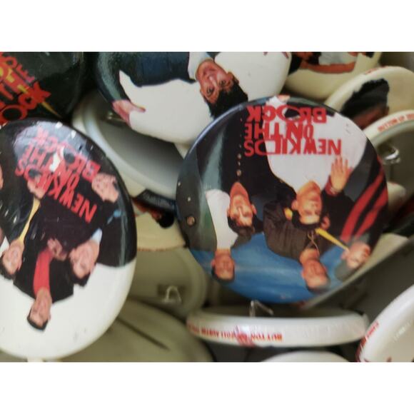 Vintage 1989 New Kids On The Block NKOTB 6 Random Pinback Buttons New Old Stock - Picture 2 of 3